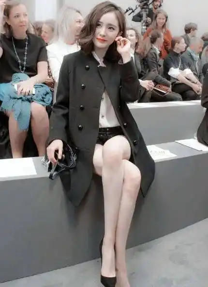 杨幂上快本时想秀自己的清纯装哪想被腿抢了镜网友爱了