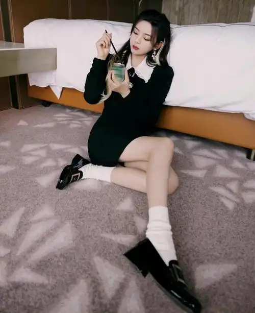 原创杨超越这腿真优越,穿小黑裙踩厚底鞋,双腿又细又长又直