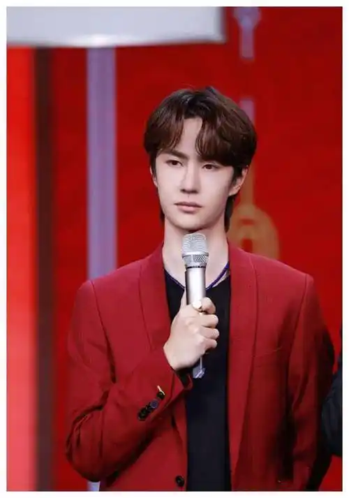 王一博穿红色西装,混搭运动鞋,新年做了个逗号发型更帅了!