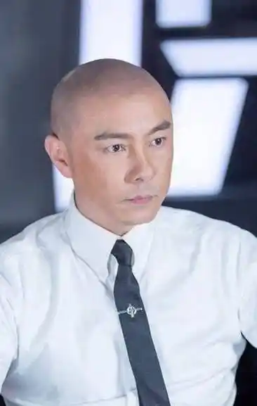 52岁张卫健青涩照曝光,比鹿晗还帅,为证明不靠脸吃饭剃光头!