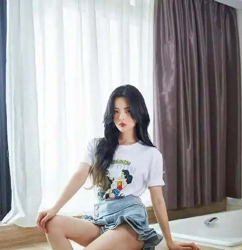 杨超越会穿,白衬衫配超短裤气质清纯甜美,这才是20岁该有的样子_风格