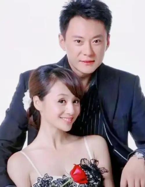 9月28日,曹颖在个人社交平台晒出一段与老公结婚照的视频,配文称:"祝