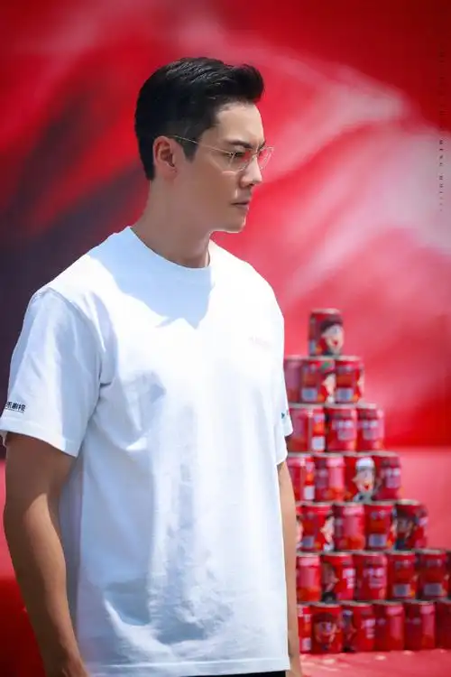 陈伟霆新剧开机戴金丝眼镜##陈伟霆背头金丝眼镜