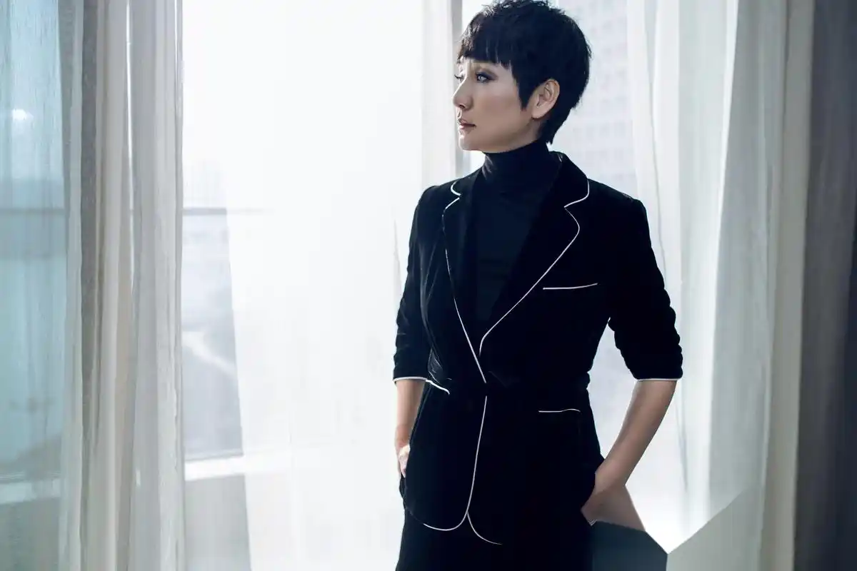 孔琳——             冬日写真      率性短发干练清爽 黑丝绒