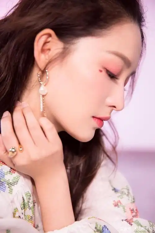 李沁这款桃花妆也太美了吧,集美们七夕get起来吧