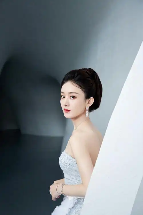 时尚芭莎红毯##赵丽颖露背