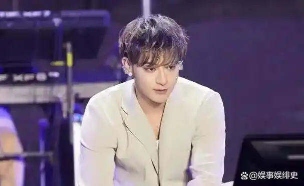 这样的造型显然更符合内娱观众的口味,也和黄子韬直爽可爱的性格更加