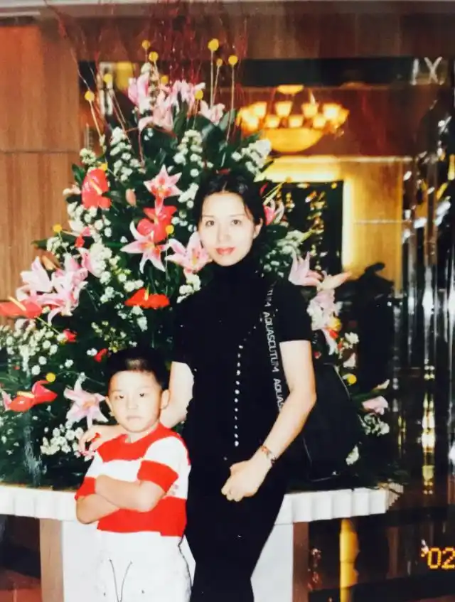 杨采钰长得更像刘亦菲的母亲刘晓莉杨母和刘母像是亲姐妹一般