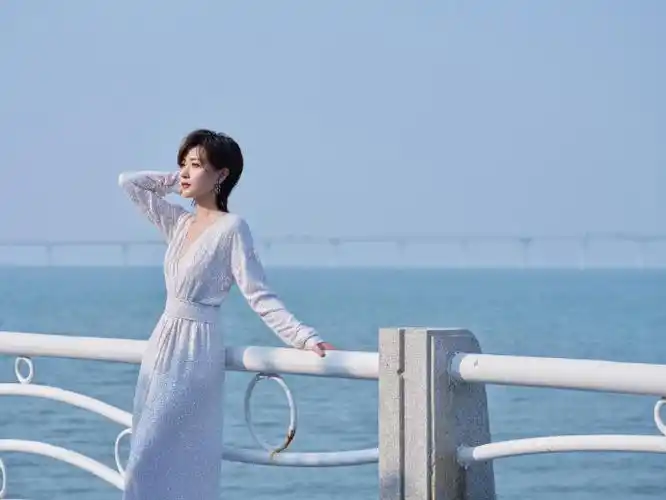 万茜这次出席活动选择了黑色修身长裙搭配红唇简直太惊艳而且气场全开