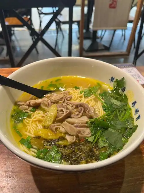 老坛酸菜猪肚面酸辣女孩的最爱