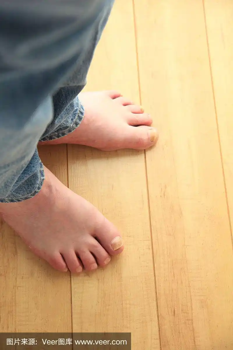 男人光着脚站在地板上
