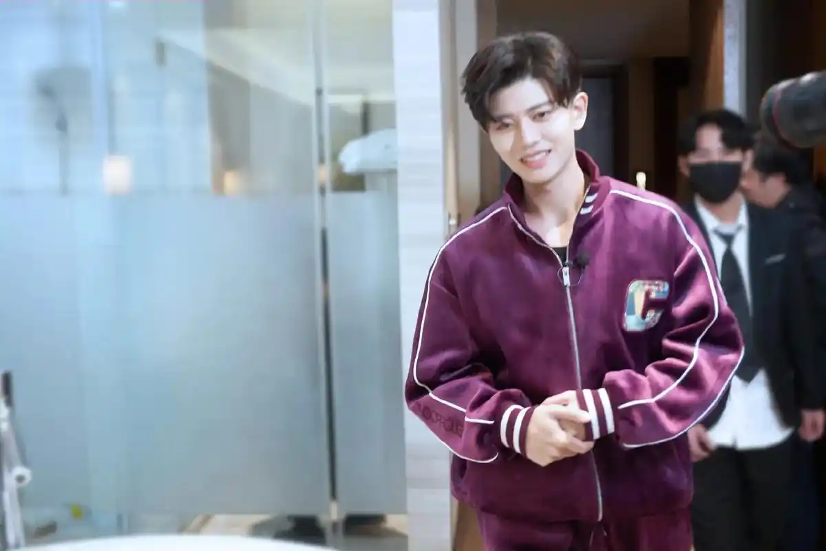 恭喜任嘉伦获得2021爱奇艺国际站q awards年度娱乐盛 - 抖音