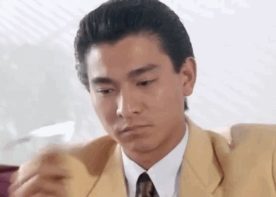 《赌侠》里的刘德华,大背头 西装,玩刀 抬眸一笑,真是太帅了.