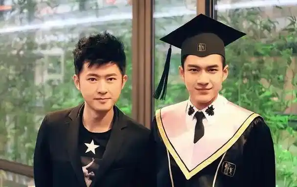 他虽然剃了个板寸头,但那种温文尔雅的气质还是藏不住.