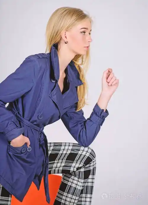 时髦的外套.衣服和配件.混合风格.女时装模特穿春装.风衣流行趋势