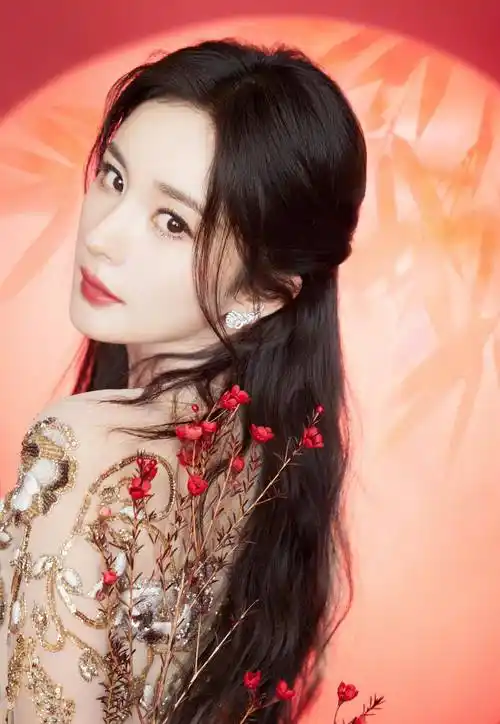 杨幂金色刺绣纱裙将喜气渲染得淋漓尽致