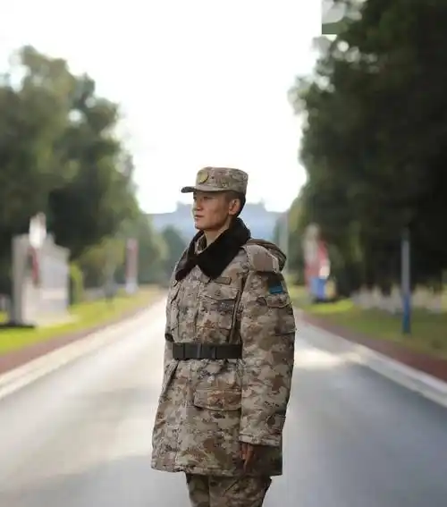 ▼武警北京总队执勤第三支队战士身着07武警士兵冬常服大衣在长安街执