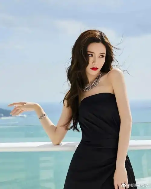 从性感嫩模到冷艳酷飒反派!身材火辣的文咏珊缘何走红?