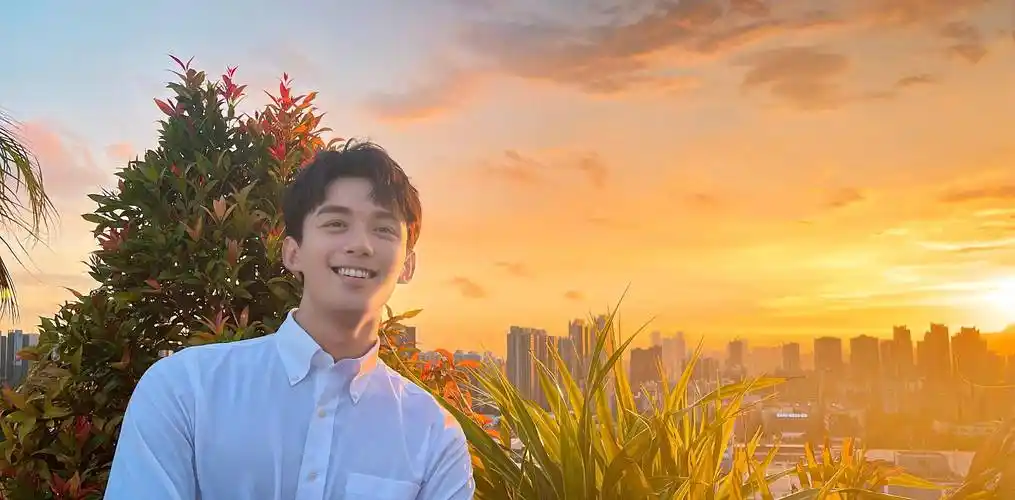 吴磊分享生活随拍,落日余晖下的少年笑起来好有感染力_晚霞_内容_晓看