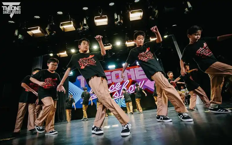 theone12周年公演poppinstyle来自段彬老师暑期班小朋友们的精彩节目