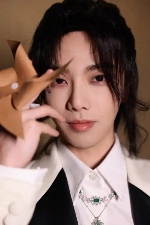 少见的能把长发 泪痣hold的这么优雅又精致的boy!#华晨宇泪痣妆