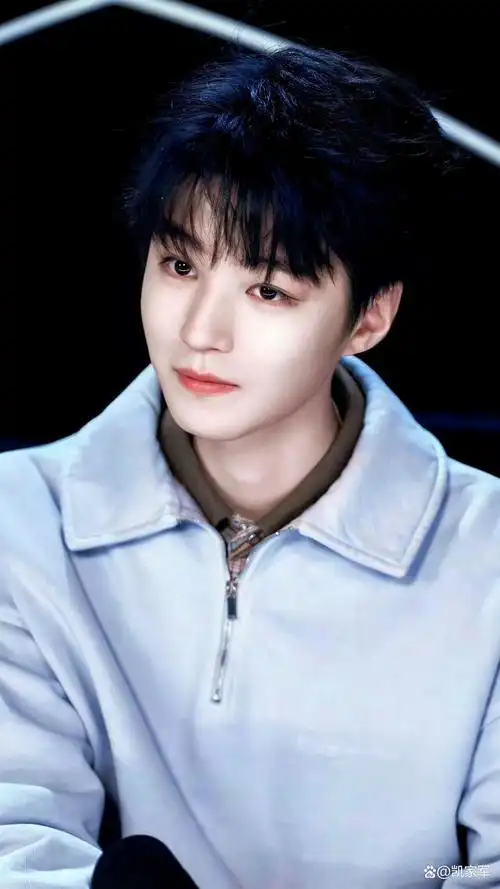 王俊凯于大年初八晚上正式抵达北京开始复工啦,抵达北京的小凯戴着