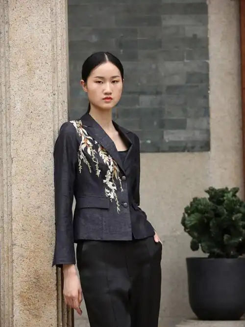 非遗时尚化职场气质通勤香云纱西装穿搭