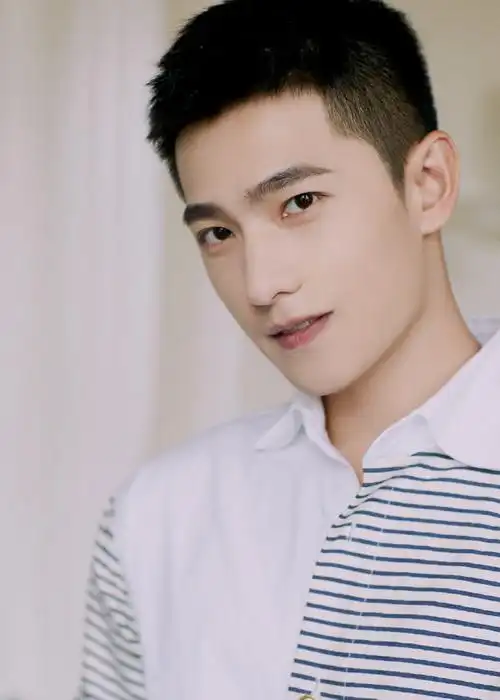 简介:杨洋简洁清爽短发写真图片,分享一组杨洋图片给大家,图中的明星