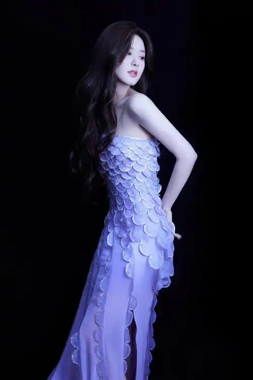 好仙!赵露思穿紫色人鱼裙肤白貌美
