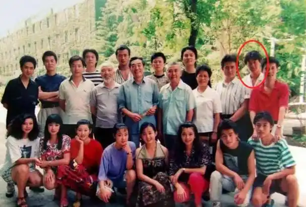 演员何冰:为什么结婚几十年零绯闻?看看妻子是谁就知道了