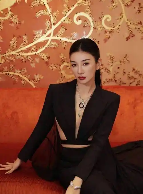 除了时尚之外,黄奕的个人资料也备受关注.