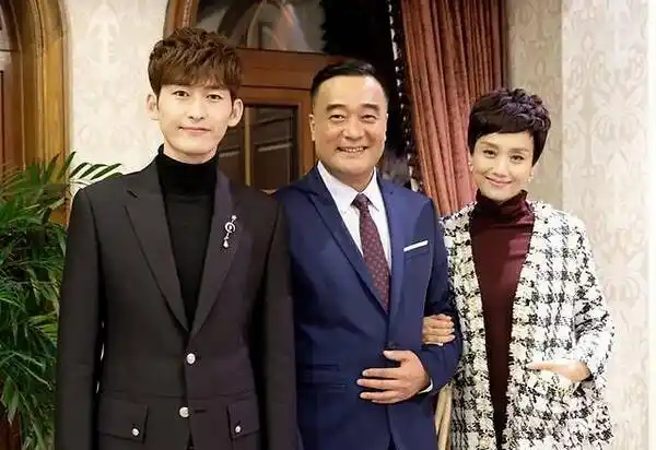 看来李颖的老公就是姓金了,而通过金紫薇的资料,金紫薇的父亲就是金沙