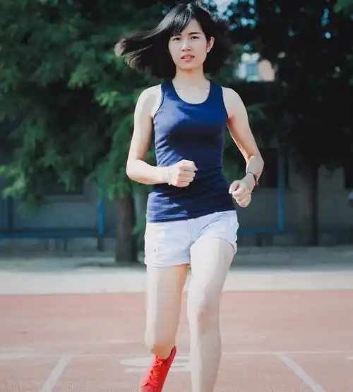 美女美图清晨操场上的短发清纯女孩