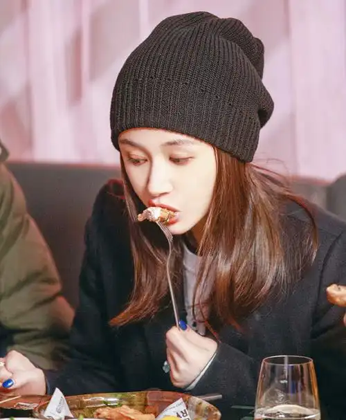 王子文《怦然再心动》情人节特辑,再现不凡穿搭,时尚又不失气场