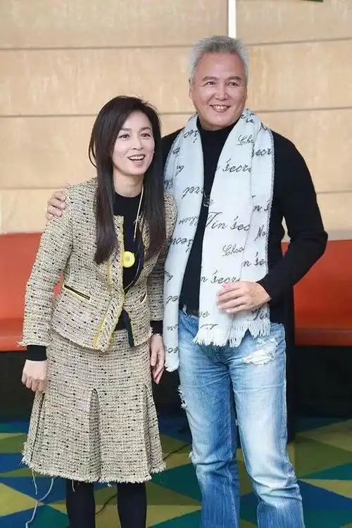 夫妻身价300亿,微商"教母"张庭携老公为武汉捐款2000万,大爱