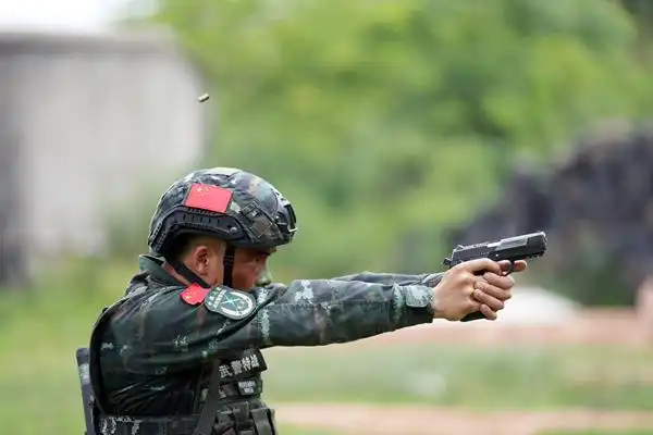 黄石峰正在进行手枪速射.武警四川总队绵阳支队供图
