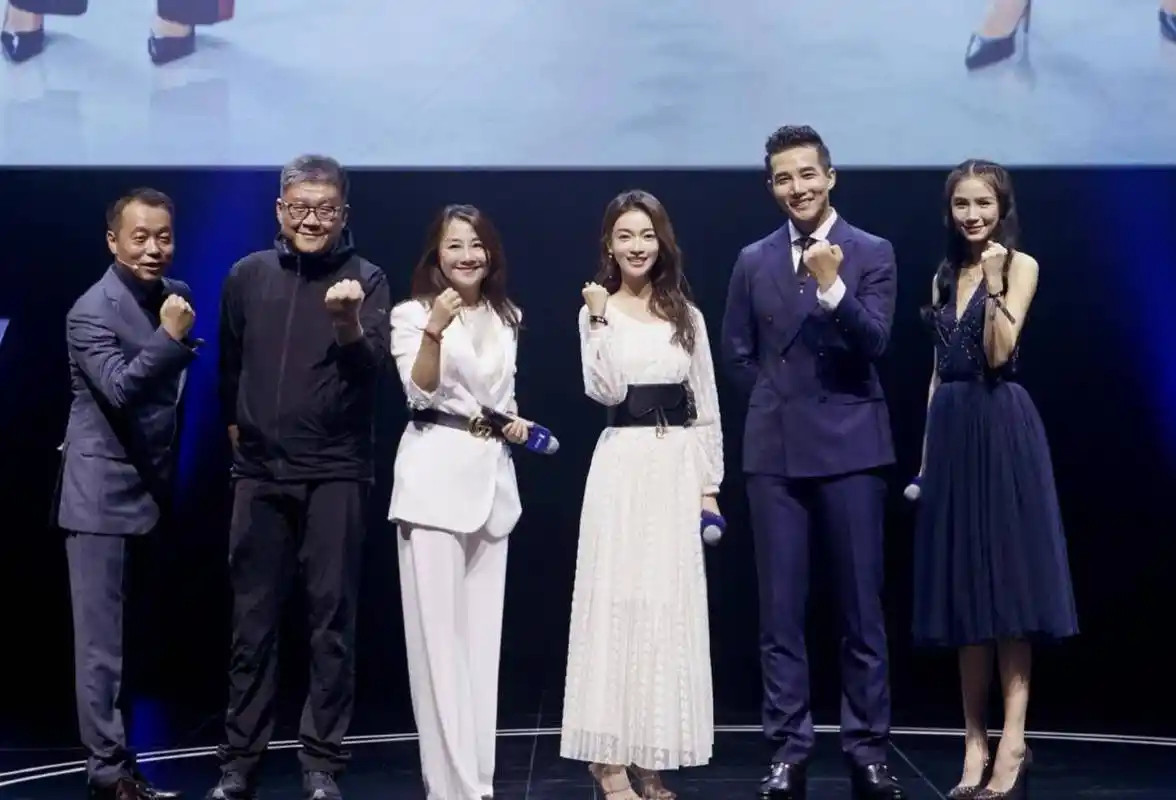 吴谨言晒侧颜近照,自称不小心睡着了,却意外暴露豪宅位置_演技_短发