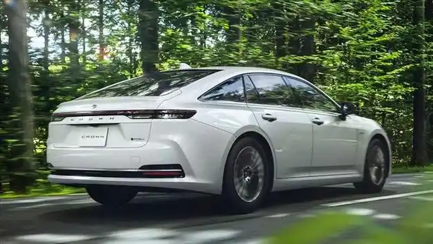 丰田全新皇冠轿车豪华与科技的完美结合