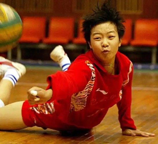 2003年10月18日,包头一中女排队员在体育馆内进行防守训练.