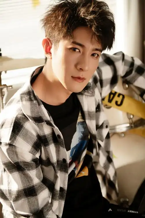 季肖冰格子衬衫帅气写真图片