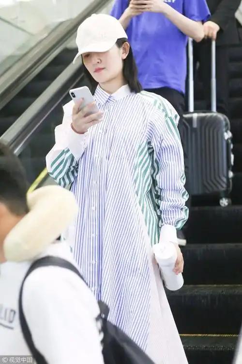 新手妈妈谢娜素颜现身机场面部疑浮肿穿衣宽松似遮赘肉