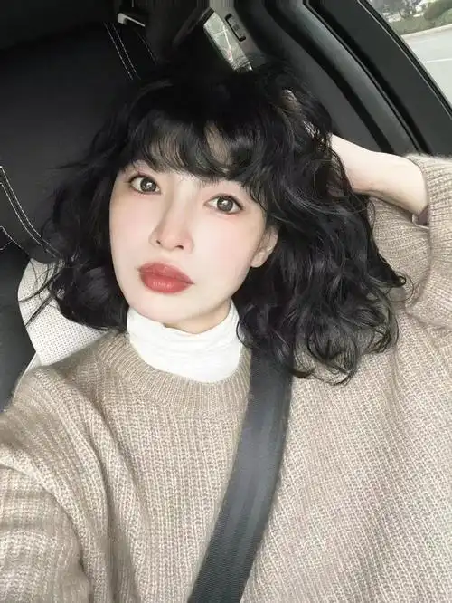 正处于齐肩发恢复期长度的烫发