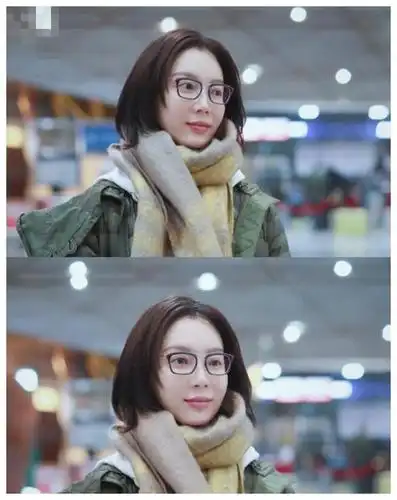 43岁陈数素颜戴眼镜也好看,绿色羽绒服配短发,嫩的像小姑娘__财经头条