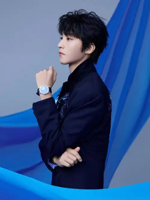 王俊凯蓝色刺绣西装##王俊凯又露红鞋底了