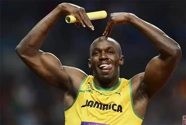 退役7年的博尔特:身材依旧健硕,生了仨孩子,1米5妻子小鸟依人