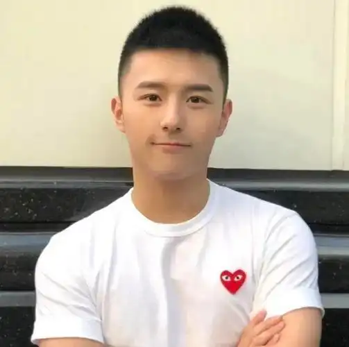 男生别嫌弃"两边铲"发型了,夏天剪这3个造型,清爽干净又帅气