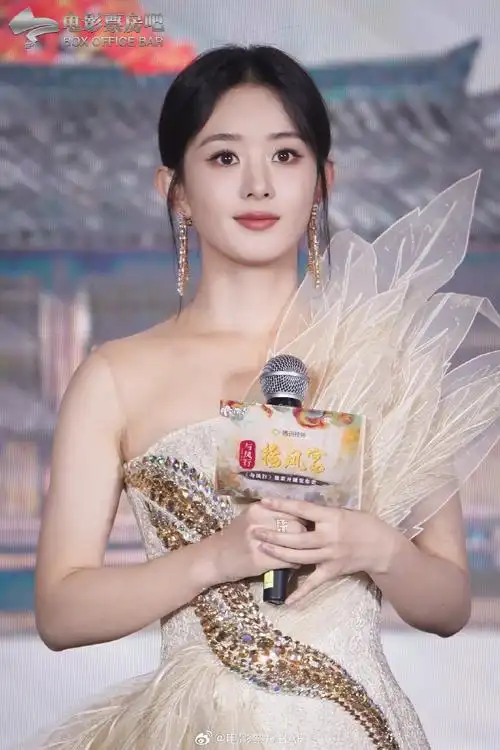 4p  演员赵丽颖出席#与凤行发布会#,今天的造型仙气飘飘