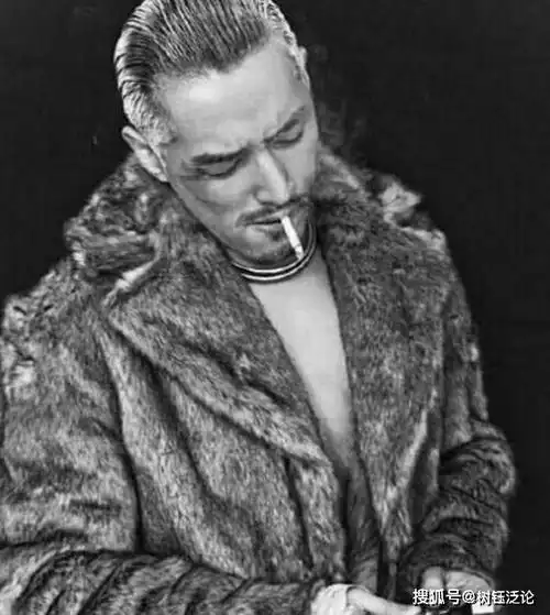 魅力,看上去不仅仅很霸气,还有一种沧桑的帅,简直就是最完美的大叔范