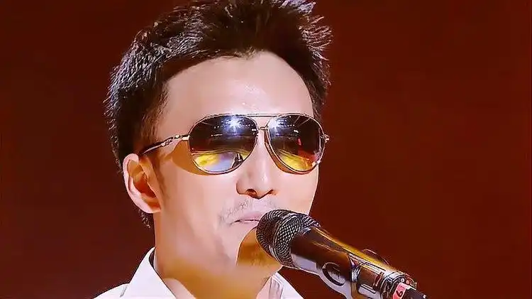 谢霆锋模仿者献唱《谢谢你的爱1999》,全场欢呼尖叫声