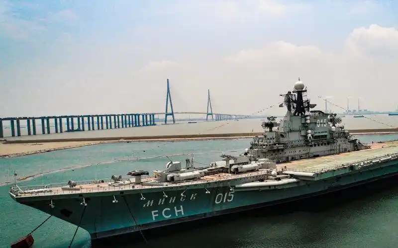 航拍拖到新家的明斯克号航母_哔哩哔哩_bilibili